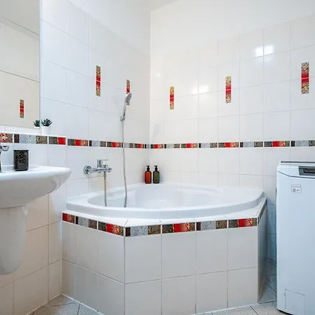 Adm Comfort - Free Parking Garage Apartment *